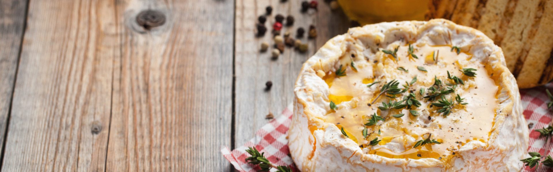 Voyage en Normandie : craquez pour un camembert chaud au miel et aux saveurs locales