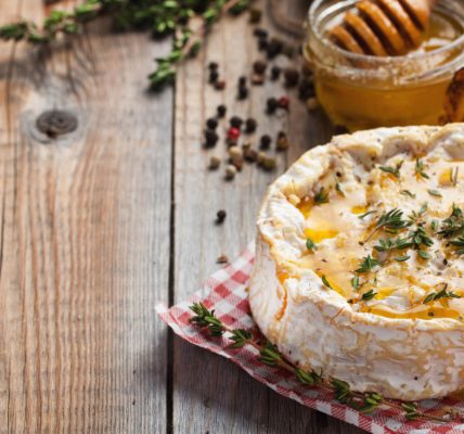 Voyage en Normandie : craquez pour un camembert chaud au miel et aux saveurs locales