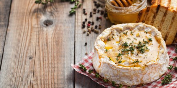 Voyage en Normandie : craquez pour un camembert chaud au miel et aux saveurs locales